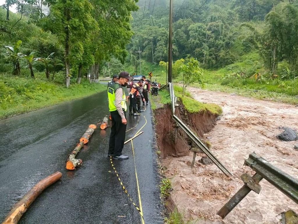 Longsor Terjadi di Pujon Malang, Arus Lalin Batu-Kediri Buka Tutup
