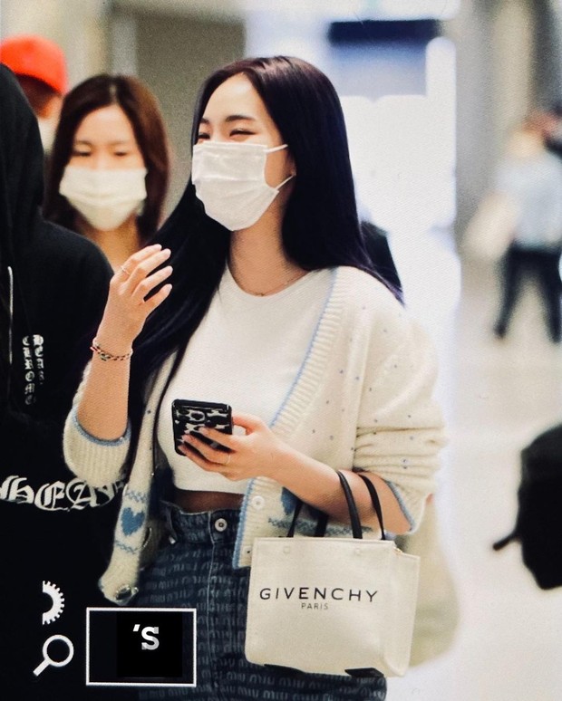 Look Karina aespa mengenakan tas Givenchy di bandara Incheon/instagram.com/aespatagram leader aespa, Karina berpenampilan cerah dengan rambut ungu dan pakaian putih-biru saat akan bertolak ke Amerika untuk ajang musik Coachella.