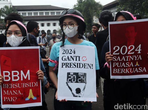Momen Mahasiswa-Ojol di Bandung Tolak Presiden 3 Periode