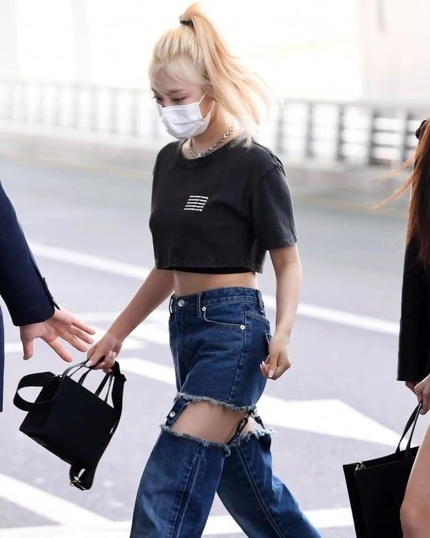 Maknae aespa tampil santai dengan crop tee dan layering jeans/instagram.com/ningningsaespa_ Tampil paling santai dari pada unnienya NingNing aespa mengenakan crop tee dan layering jeans. NingNing membawa mini bag berwarna hitam dari Givenchy.