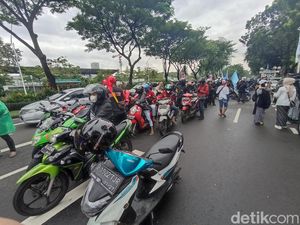 Demo 21 April di DPR, Massa Buruh Mulai Kumpul di Jalan Gerbang Pemuda Demo 21 April di DPR, Massa Buruh Mulai Kumpul di Jalan Gerbang Pemuda