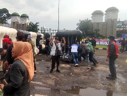 Massa Demo 21 April Bongkar Paksa Water Barrier di Depan DPR