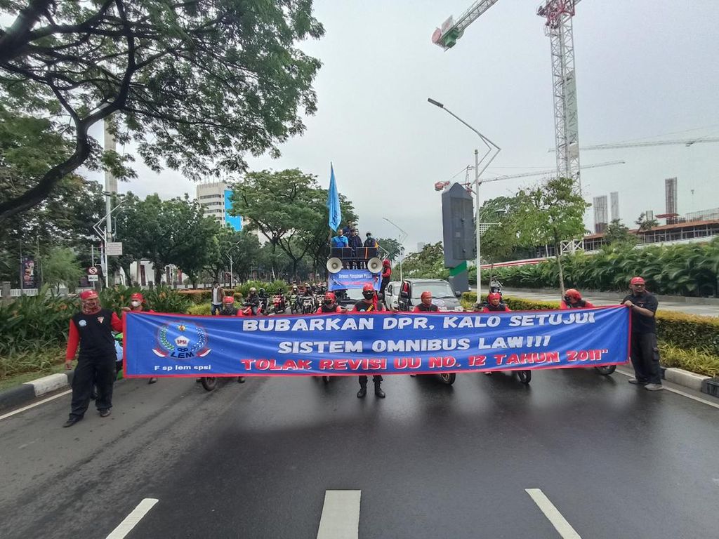 Massa Buruh Mulai Long March ke DPR, Lalin Jl Gerbang Pemuda Macet