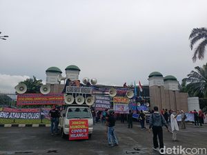 Demo 21 April, Massa Buruh Berdatangan ke Depan Gedung DPR RI