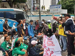 Massa Tambahan Datangi Patung Kuda-Duduk di Jalanan, Lalin Macet