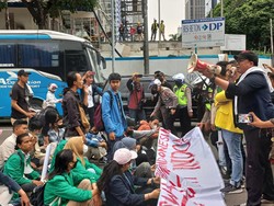 Massa Tambahan Datangi Patung Kuda-Duduk di Jalanan, Lalin Macet