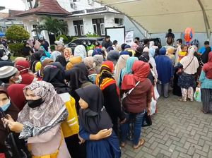 Membeludak! Pasar Murah di Purwakarta Diserbu Emak-emak