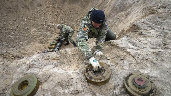 Menyisir Ranjau dan Amunisi di Dekat Kiev