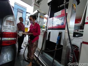 Peringati Hari Kartini, Karyawati SPBU Jalan Kayoon Pakai Kebaya Peringati Hari Kartini, Karyawati SPBU Jalan Kayoon Pakai Kebaya
