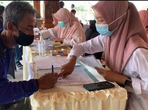 Senangnya 486 Tukang Becak di Mojokerto Dapat Bansos Tunai