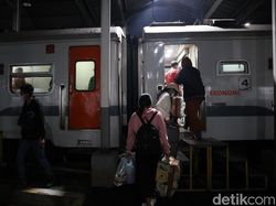 Mudik Lebih Awal, Penumpang Padati Stasiun Kiaracondong Bandung