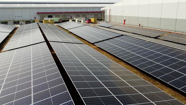 Kurangi Emisi Karbon dengan Panel Surya