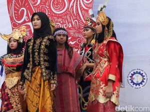 Hari Kartini, Siswa SMK di Bandung Ikuti Peragaan Busana Adat