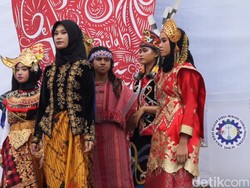 Hari Kartini, Siswa SMK di Bandung Ikuti Peragaan Busana Adat