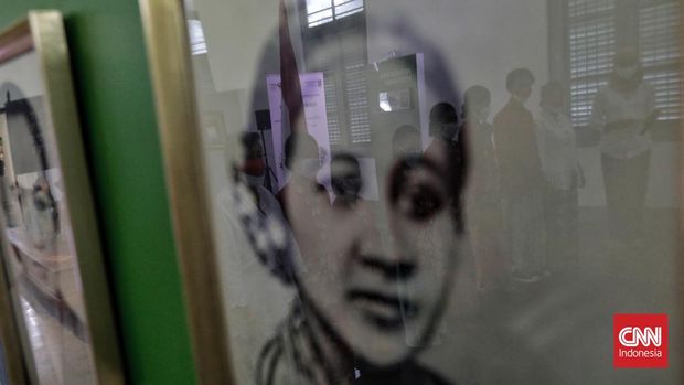 Murid Sekolah Darurat Kartini bersama ibu guru kembar Sri Rossyati dan Sri Irianingsih mengikuti upacara bendera dalam rangka peringatan Hari Kartini di Museum Kebangkitan Nasional. Jakarta, Kamis, 21 April 2022. (CNN Indonesia/ Adhi Wicaksono)