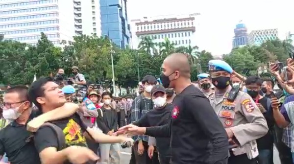 Polisi mengamankan seorang pendemo di Patung Kuda