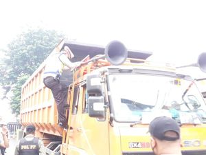 Polisi Cegat Truk di Jaktim, Antisipasi Penyusup Demo 21 April Polisi Cegat Truk di Jaktim, Antisipasi Penyusup Demo 21 April