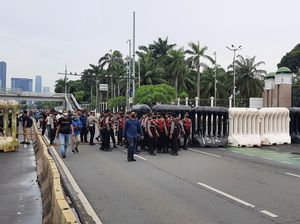 Polisi Pasang Water Barrier Raksasa di Depan DPR, Emak-emak Protes