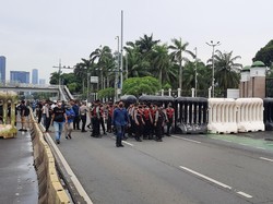 Polisi Pasang Water Barrier Raksasa di Depan DPR, Emak-emak Protes