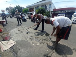 Tak Disentuh Pemda, Polisi Turun Tangan Perbaiki Jalan Rusak di Bengkulu