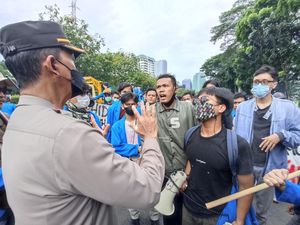 Hendak Demo ke DPR Naik Truk, Mahasiswa Protes Diperiksa Polisi di Gatsu