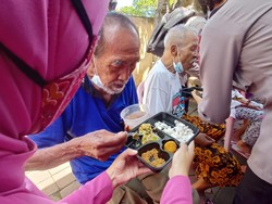 Ketika Istri Istri Polisi-Polwan Masak Patin untuk ODGJ-Lansia