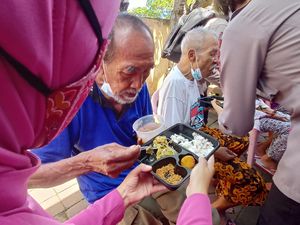 Ketika Istri Istri Polisi-Polwan Masak Patin untuk ODGJ-Lansia Ketika Istri Istri Polisi-Polwan Masak Patin untuk ODGJ-Lansia