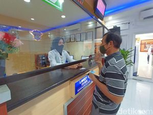 Hari Kartini, Polwan Ponorogo Pakai Kebaya saat Layani Pemohon SIM Hari Kartini, Polwan Ponorogo Pakai Kebaya saat Layani Pemohon SIM