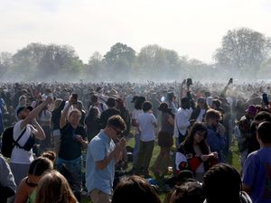 Buseettt... Di Hyde Park London, Ribuan Orang Ngeganja Ramai-ramai