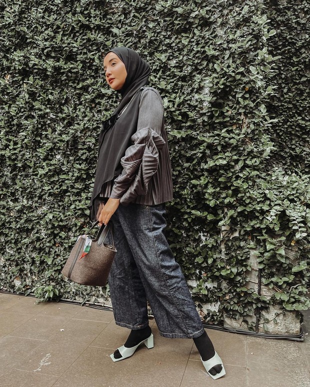 Potret Zaskia Sungkar dengan Busana Serba Hitam/ Foto : Instagram @zaskiasungkar15 Potret Zaskia Sungkar dengan Busana Serba Hitam/ Foto : Instagram @zaskiasungkar15