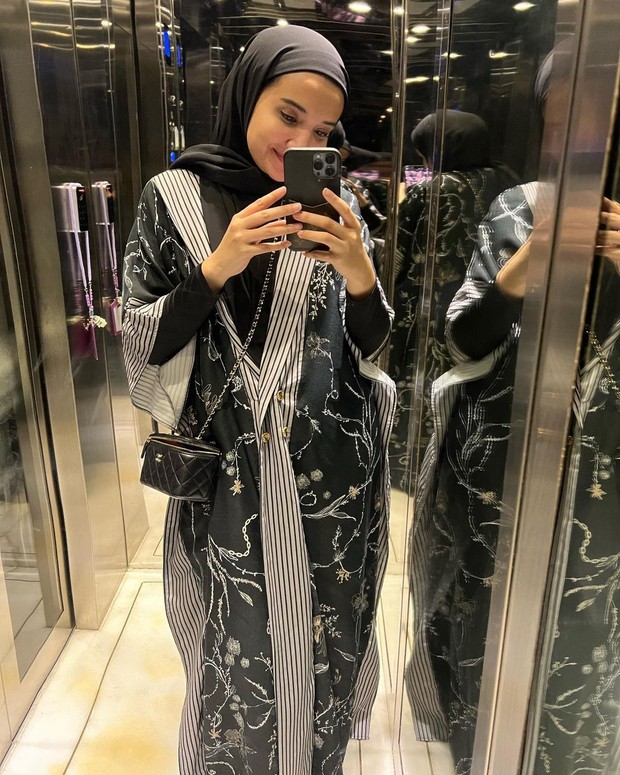 Potret Zaskia Sungkar dengan Busana Serba Hitam/ Foto : Instagram @zaskiasungkar15 Potret Zaskia Sungkar dengan Busana Serba Hitam