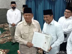 Prabowo ke Ponpes Zainul Hasan Genggong Probolinggo Jenguk Ning Sus yang Sakit