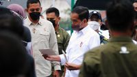 Momen Jokowi Bagikan BLT Minyak Goreng di Bogor