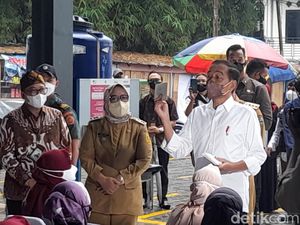 Jokowi Serahkan BLT Minyak Goreng di 4 Pasar Bogor, Pesan Agar untuk Usaha