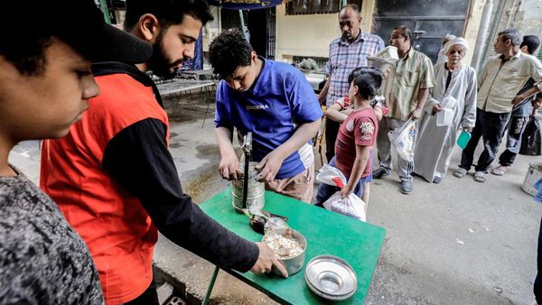 Indahnya Perbedaan, Pemeluk Kristen Ini Bagi-bagi Makanan Buka Puasa