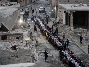 Begini Suasana Buka Puasa di Garis Terdepan Perang Suriah