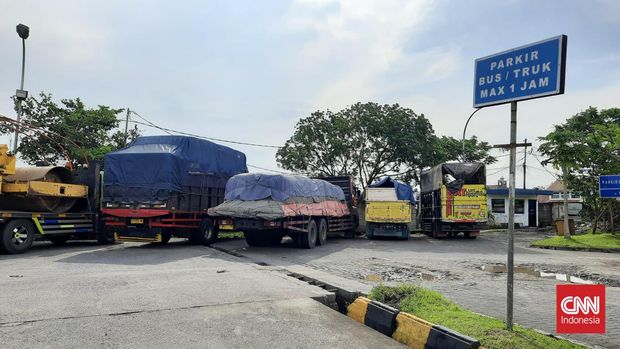 Lapangan parkir Rest Area KM 147A Tol Padalarang-Cileunyi