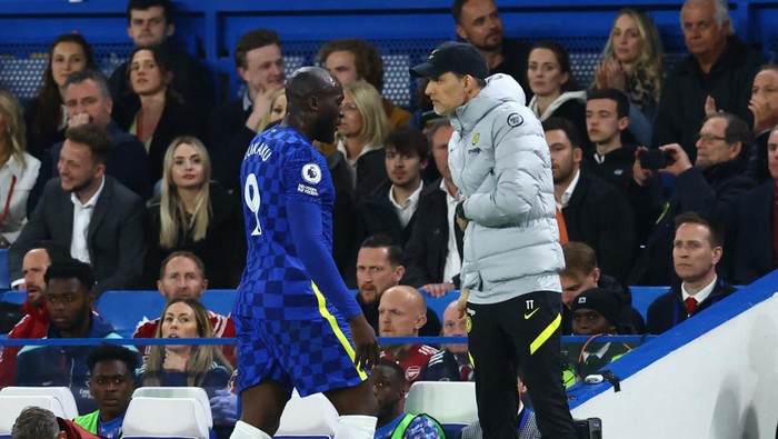 Soccer Football - Premier League - Chelsea v Arsenal - Stamford Bridge, London, Britain - April 20, 2022  Chelseas Romelu Lukaku with manager Thomas Tuchel after being substituted REUTERS/David Klein EDITORIAL USE ONLY. No use with unauthorized audio, video, data, fixture lists, club/league logos or live services. Online in-match use limited to 75 images, no video emulation. No use in betting, games or single club /league/player publications.  Please contact your account representative for further details.