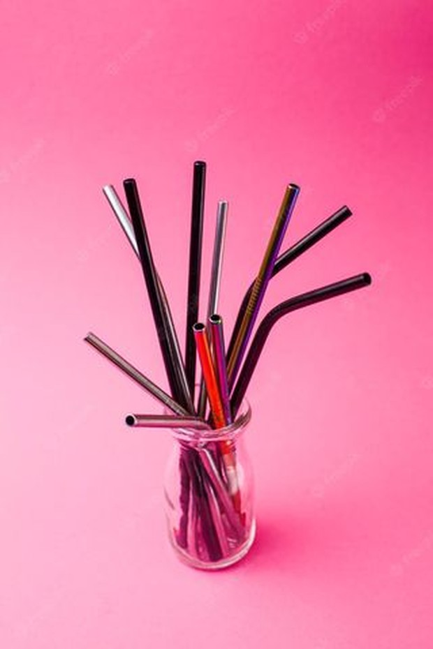 Sedotan aluminium pengganti sedotan plastik/Freepik/Oksix