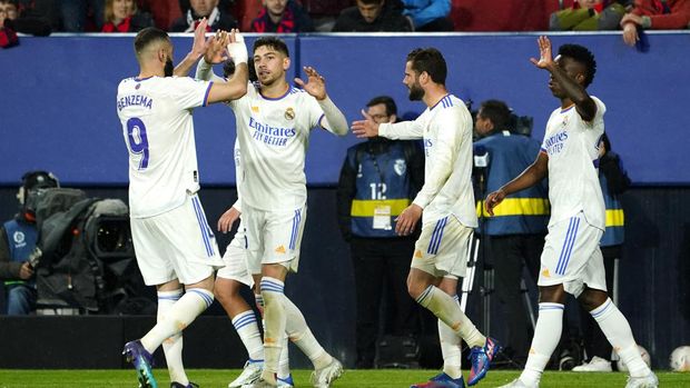 Soccer Football - LaLiga - Osasuna v Real Madrid - El Sadar Stadium, Pamplona, Spain - April 20, 2022  Real Madrid's Karim Benzema and Federico Valverde celebrate with teammates after the match REUTERS/Vincent West