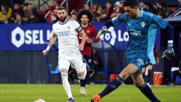 Soccer Football - LaLiga - Osasuna v Real Madrid - El Sadar Stadium, Pamplona, Spain - April 20, 2022  Real Madrid's Karim Benzema in action with Osasuna's Sergio Herrera REUTERS/Vincent West