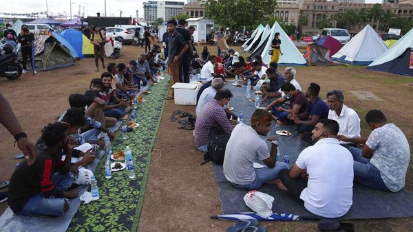 Muslim Sri Lanka Buka Bersama saat Demo Protes Krisis Ekonomi