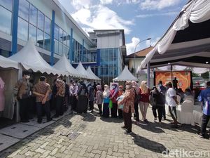 Emak-emak di Surabaya Titipkan Anak ke Satpam Demi Minyak Goreng