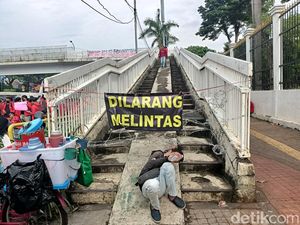 Momen Massa Demo 21 April Terobos Kawat Berduri, Pasang Spanduk di JPO