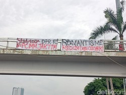 Pasang Spanduk, Pendemo Nekat Naik JPO DPR yang Dipagari Kawat