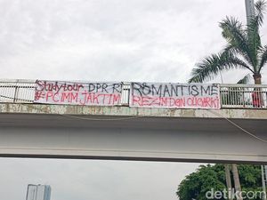 Pasang Spanduk, Pendemo Nekat Naik JPO DPR yang Dipagari Kawat Pasang Spanduk, Pendemo Nekat Naik JPO DPR yang Dipagari Kawat