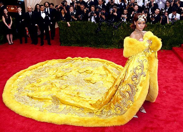 Sulit untuk melupakan gaun Guo Pei Couture yang dikenakan Rihanna di Met Gala 2015. The gown itself is museum worthy. Foto: pinterest.com/HollywoodLife
