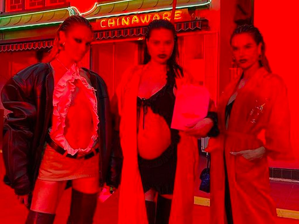 7 Aksi Supermodel di Fashion Show Alexander Wang yang Kontroversial