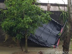 Lagi, Tenda Pasar Hewan Bojonegoro Terbang Tersapu Angin ke Rumah Warga