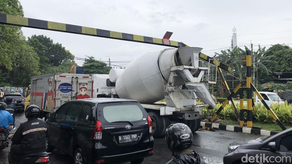 Truk Molen Sundul Portal di Bintaro, Lalin Tersendat Truk Molen Sundul Portal di Bintaro, Lalin Tersendat